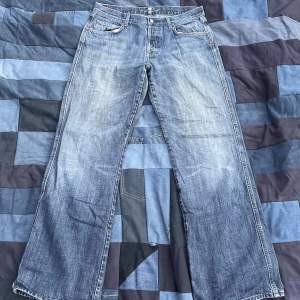 Otorligt snygga ovanliga jeans! Sjuka detaljer och jätte bra distress! Midjemått tvärs över 43cm, totala längd 106cm. Benöppningen 26 cm. Dm vid frågor:)