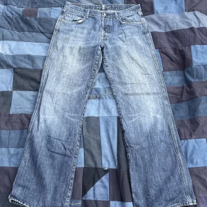 Vintage jeans!😮‍💨 - Otorligt snygga ovanliga jeans! Sjuka detaljer och jätte bra distress! Midjemått tvärs över 43cm, totala längd 106cm. Benöppningen 26 cm. Dm vid frågor:)
