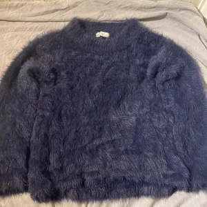 Fluffig tröja - Jätte mjuk och fin tröja men säljer för att jag inte har använt den mycket 