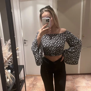 Topp  - Svart o vit med blommönster från DM retro. St XS🤍🖤