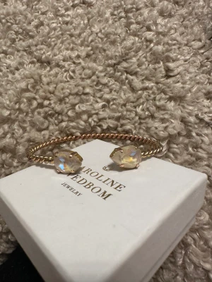 Svedbom armband - Caroline Svedbom armband. Detta är lite mer använt därav lägre pris. Så snyggt och passar till allt