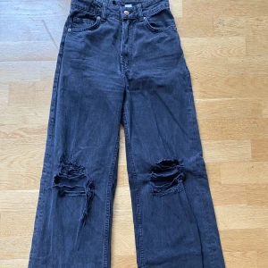 Jeans - Jeans från H&M med hål