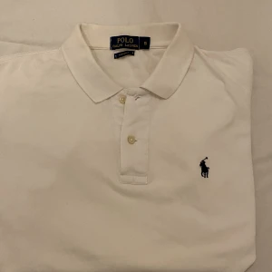 Ralph lauren pike - Ralph lauren pikétröja. Storlek s. Skick 7/10. Sorry för keffa bilder 
