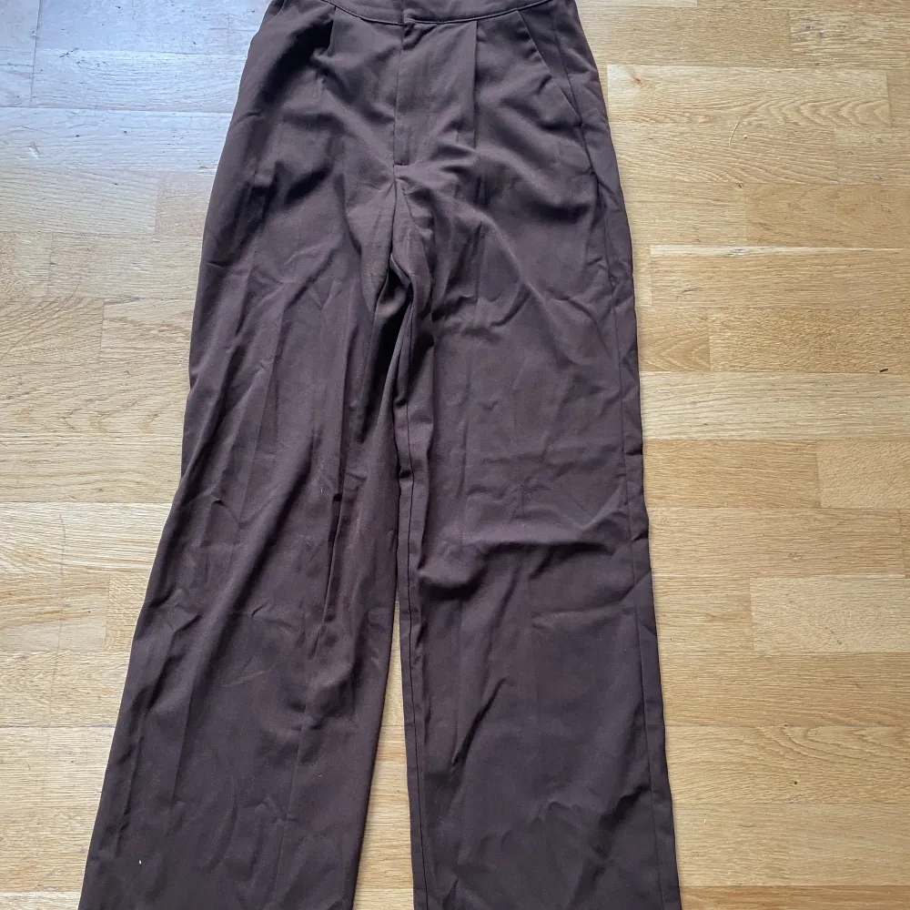 Kostymbyxor från Pull & Bear. Farkut & Housut.