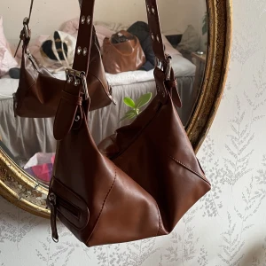 Brun väska - Säljer en mindre brun väska med ett stort fack! 