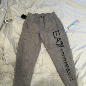 Emporio Armani mjukis byxor - Gråa emporio armani byxor 