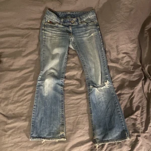 jätte jätte fina ljus blåa lgmidjade jeans❤️ - hej säljer mina jätte jätte fina ljus blåa jeans för att de inte passar längre❤️ de har haft ett hål vid skrevet men som nu är lappat med inga hål längre (se bild 3). syns ej om man eh kollar❤️ PRIS KAN DISKUTERAS!❤️