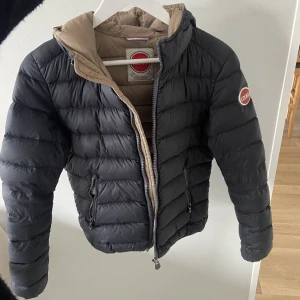 Colmar jacka - intressekoll på min fina colmar jacka🩷använd en vinter och köpt förra året🩷mycket bra kvalitet, storlek S 🩷