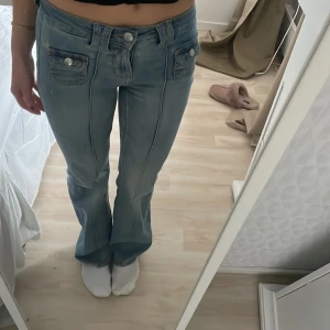 Lågmidjade jeans hm  - Säljer dessa underbara jeans från hm. De är i storlek 32 men passar mig som även har 34 och 36. De är slutsålda och går inte att få tag i💞