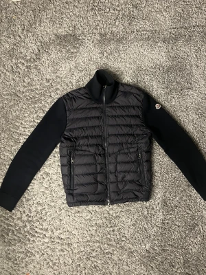 Moncler cardigan  - Moncler cardigan | 2019 modell | storlek: M | skick: 9/10 | färg: navy| pris: 4500:- | vid frågor eller funderingar så kontakta gärna oss.  Mvh heatsoles!