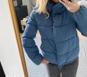 Jacka  - Fin nästan helt oanvänd jacka. 