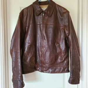 Brun läderjacka  - En brun läderjacka/motorcykeljacka som är nästan helt oanvänd. Jackan är från Mango (äldre modell).Första bilden är lånad.