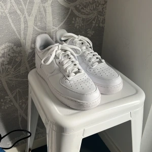 Helt nya Airforces 1 - Jag säljer mina helt nya airforces 1, dom ör helt oanvända men jag har tyvärr inte kvittot, dom ör köpta från jd sports. Jag söker din för att de ör för stora för mig och hann inte eller jag glömde av att skicka tillbaka de😬 Priset går att diskutera👍🏽