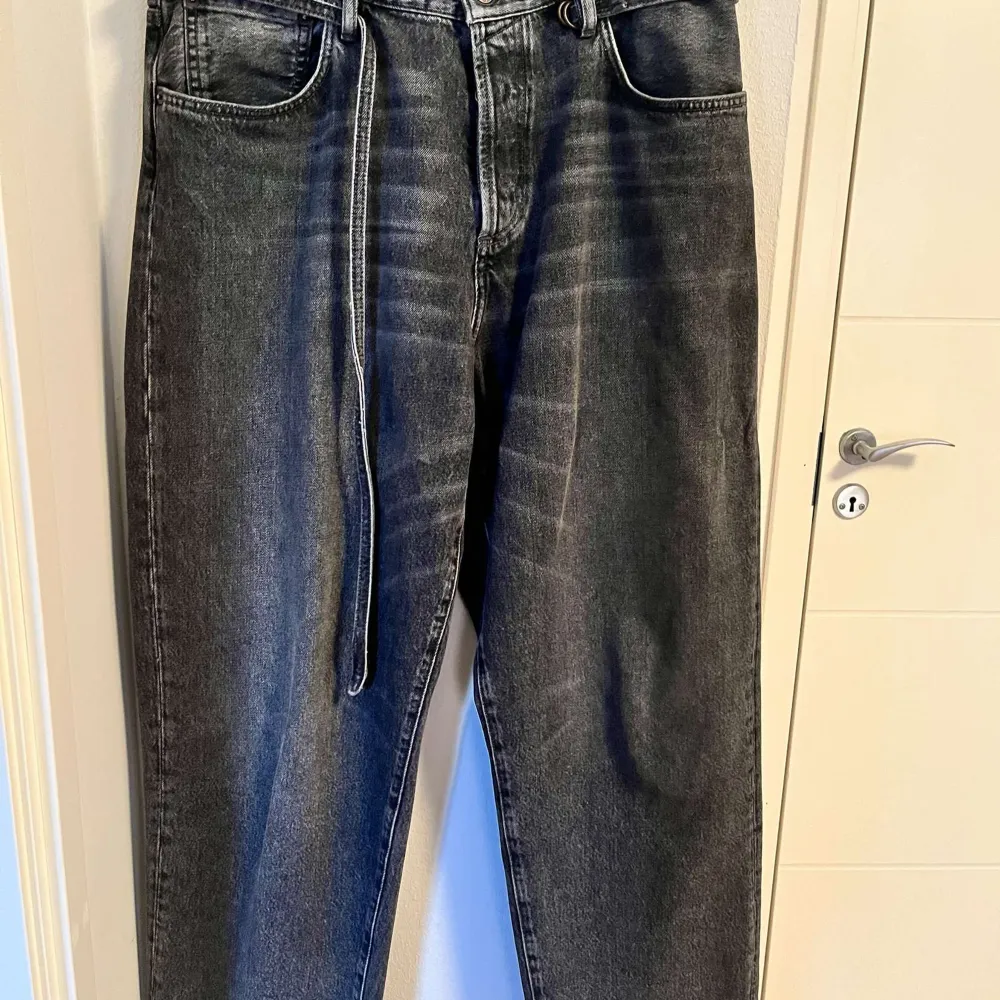 Säljer mina svarta Acne Studios Jeans i storlek 32/32. Jeansen är loose fit och sitter stort.  Jeansen är i mycket fint skick och har ett avtagbart bälte. Nypris 3500kr på acnes hemsida. . Jeans & Byxor.