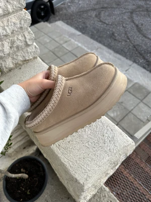 Ugg tazz - Väldigt lite använt. Säljes på grund av at dom är för små :)