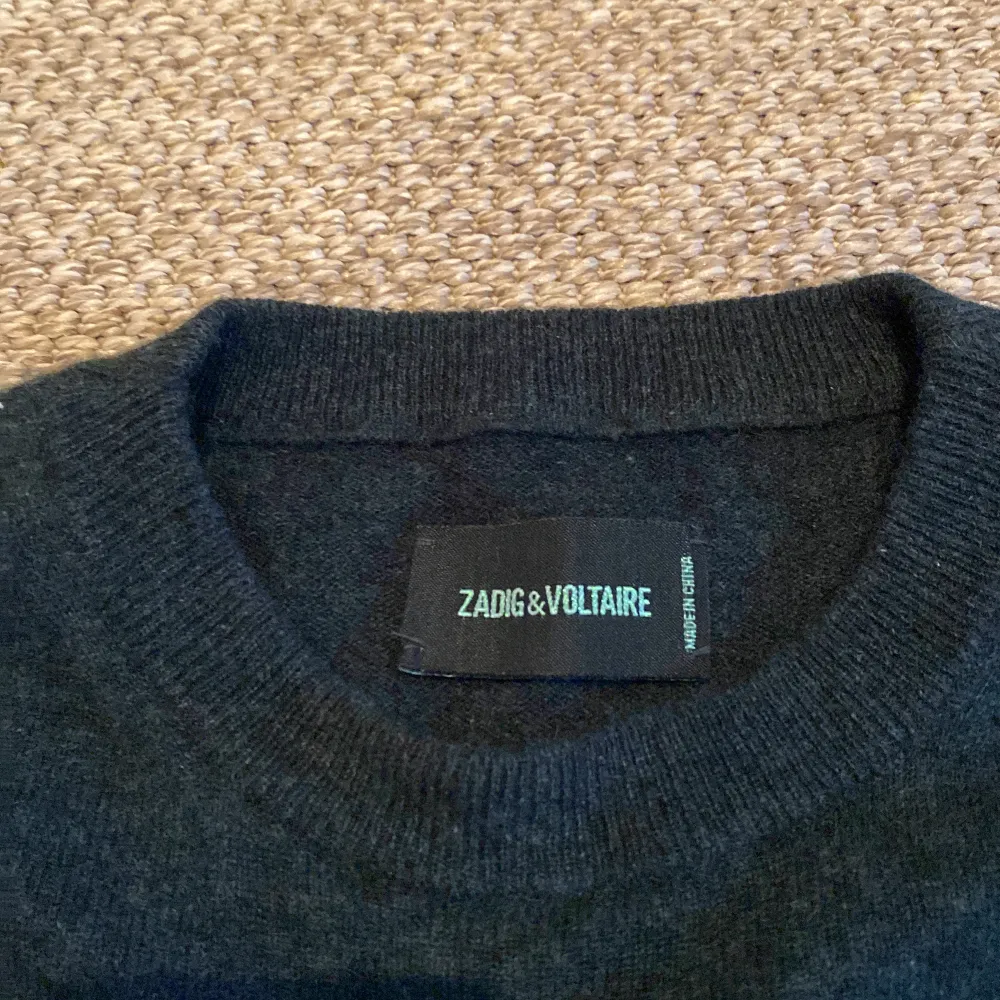 Säljer den här blågröna Zadig tröjan pågrund av att den inte används. Har används mycket men är i bra skick. . Stickat.