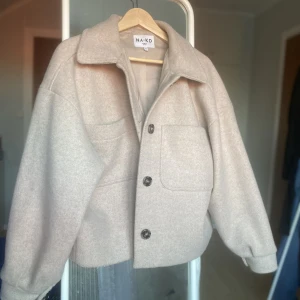 Beige Kappa - Fin beige kappa som passar perfekt till hösten! Väldigt enkel att styla eftersom den går att match till det mesta. Just nu är den slutsåld från NA-KD och orginalpriset ligger på 799kr. Bara att höra av sig vid frågor!🍂
