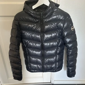 Colmar jacka  - Säljer min mörkblåa Colmar jacka i storlek 34/S, men passar XS. Inga defekter, precis som ny. Köpt för: 5000. Mitt pris: 2500. Pris kan diskuteras🩷