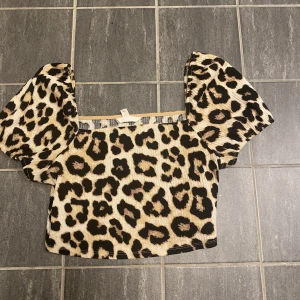 Leopard topp - Hej! Jag säljer min leopard topp pga för stor, storlek XL men passar L, den är extremt snygg och passar till t.ex svarta jeans , skriv för frågor 💞