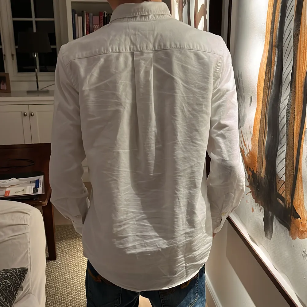 Hej säljer nu denna assnygga polo skjortan. Skicket är utmärkt och materialet är bomull. Jag är 166cm lång och den passar bra👌 Hör av er i DM👑 På XS så sitter den tajt. Skjortor.