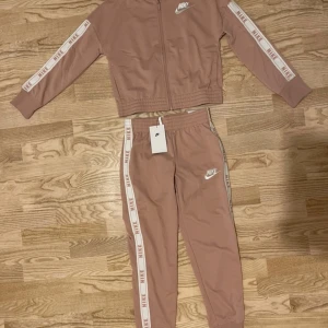 Nike set  - Helt nytt med prislapp kvar, strl 137-146. Nypris ca 600kr. 