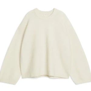 Vit stickad tröja Arket  - Intressekoll på min vita stickade tröja från arket!! Använd en gång bara och är superfin nu till hösten😍😍skriv för fler bilder! 