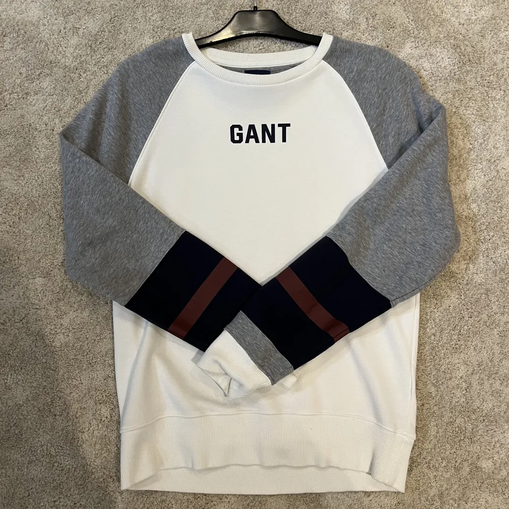 Gant sweatshirt i mjukt material. Tröjan är aldrig använd så i väldigt fint skick. . Tröjor & Koftor.
