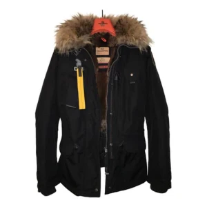 Parajumpers jacka  - Säljer min parajumpers jacka då den inte kommer till användning längre, den är använd mycket och har därför slitage har och var. Skriv gärna privat för fler bilder. ( denna modell har inte luva utan endast pälskrage) 