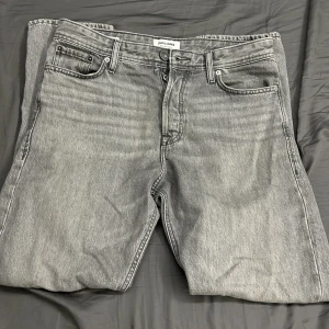 Jeans - Säljes pga för korta!  Loose / Chris från Jack o Jones i fint skick. Storlek 29*32
