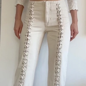 Söker dessa jeans från H&M - Söker dessa jeans med coola detaljer från H&M, storlek 32 eller 34 Hör av dig om du har ett par till rimligt pris:)