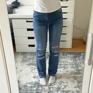 Säljer dessa snygga jeans från shein, de är högmidjade och raka i benen. Endast använda ca 2 gånger och är i nyskick. Passar jättebra till basic t shirts och tröjor, säljer då de inte kommer till användning.