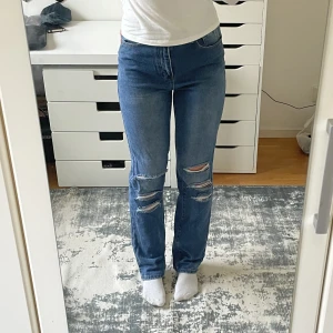 Jeans - Säljer dessa snygga jeans från shein, de är högmidjade och raka i benen. Endast använda ca 2 gånger och är i nyskick. Passar jättebra till basic t shirts och tröjor, säljer då de inte kommer till användning.