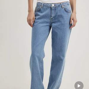 Säljer nu dessa väldigt populära låg midjade jeans från Na-kd där dem ofta är slutsålda! Nypris 599 kr.