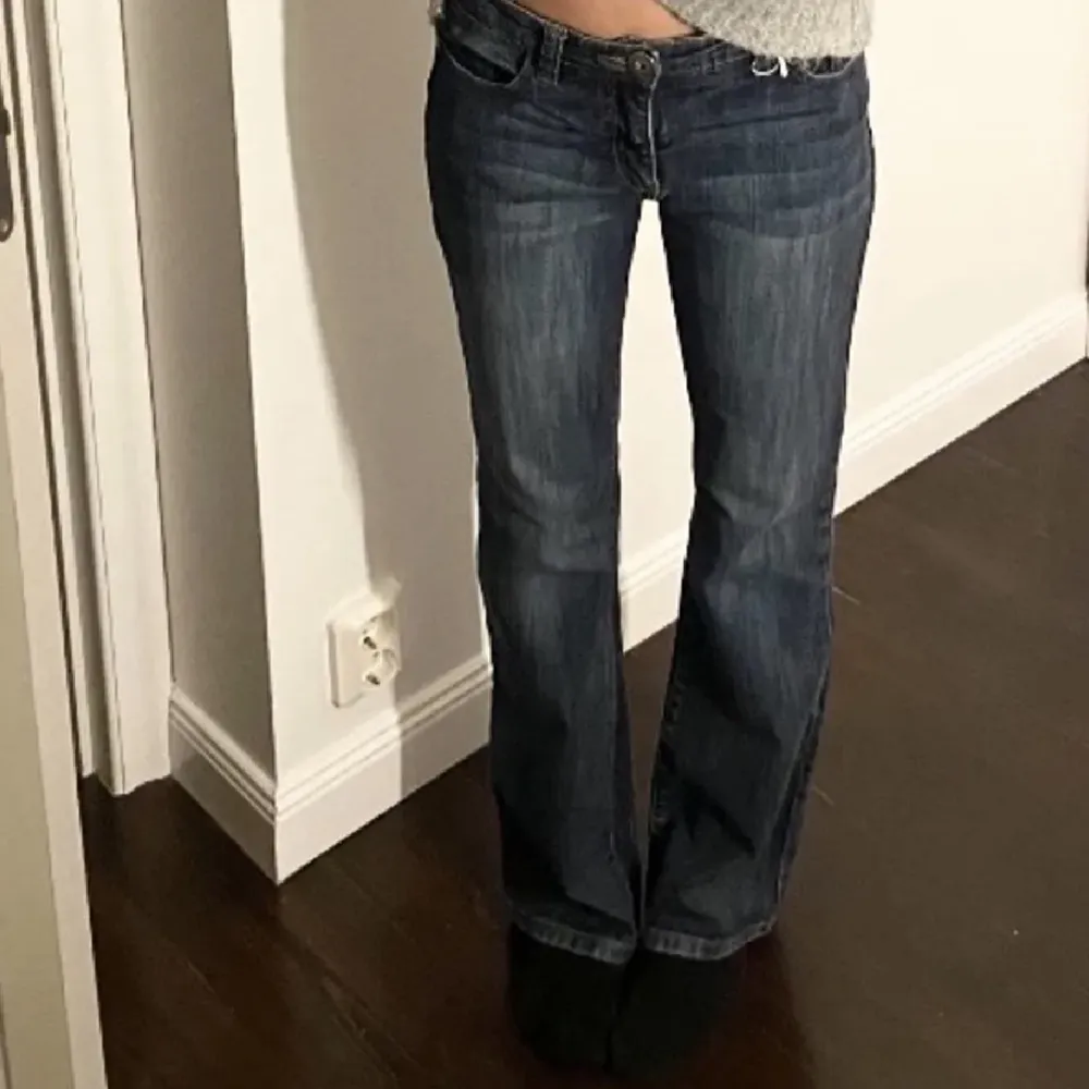 jättesnygga lågmidjade jeans!! 🩷midjemåttet är 37cm och innerbenslängden 78cm. Jeans & Byxor.