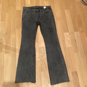 Grå lågmidjade bootcut jeans  - Säljer dessa grå lågmidjade bootcut jenans i storlek 38