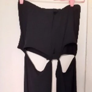 Läckra byxor - Nya, oanvända byxor i kul modell. Lyckades inte få med hela på bilden, det är långa ben. Avklippta upptill, men hänger ihop. Modellen är sån. Nya. Oanvända.