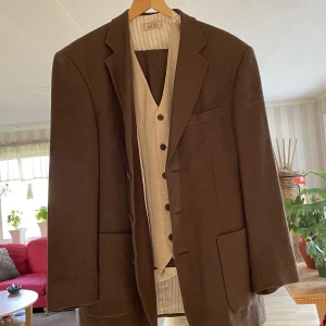 Kostym - Linne-kostym med väst och byxor.  Stl 50  Sparsamt använd.  Märke: Life of RILEY 