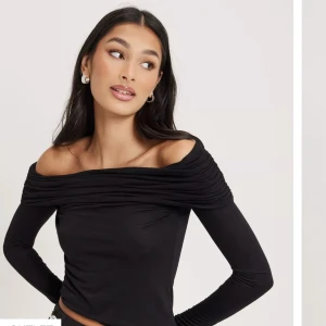 Off shoulder tröja - Hej alla fina!  Säljer denna super fina off shoulder tröja från Nelly! Super fin och skön men har tyvärr aldrig kommit till användning, kom privat för mer frågor eller bilder så hjälper jag er gärna ❤️tar endast swish (SÄLJER LIKA I VIT)
