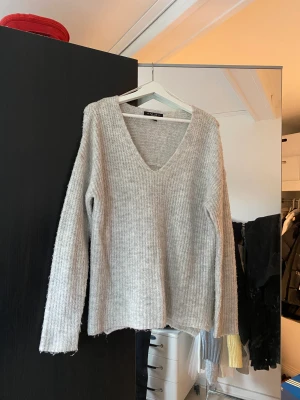 Grå stickad tröja - Grå stickad. Bra skick. Lång och mjuk. 