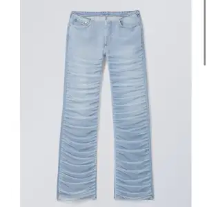 Helt oanvända jeans från Weekday med mesh på framsidan. Storlek 27/30. Nypris 950, säljs pga för små