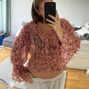 Zara blus  - Säljer denna populära blus från zara 