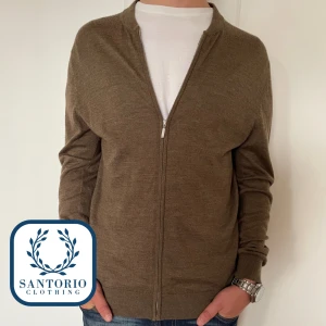 Dressman Zip-tröja - Sjukt snygg Zip-tröja från Dressman i 9/10 skick! Han på bilden är runt 185cm lång (M/L) Skriv vid frågor eller funderingar🙌