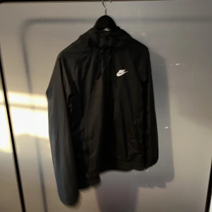Nike  - Nike jacka den är tunn och den är bra till höst 