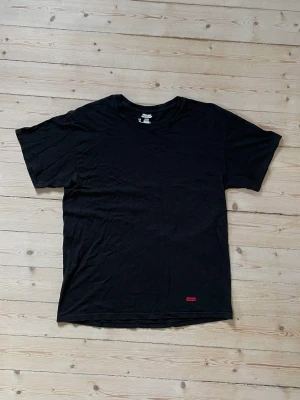 Supreme x hanes tee - Supreme x Hanes pocket tee