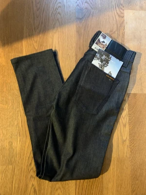 Nuder jeans Grim trim - Grim trim jeans size 28:32 men upp sydda till 28:30 hos nudies egna skräddare.   Helt nya endast testade så verkligen toppskick! Alla lappar kvar.  Ny pris 999kr säljs för 299kr