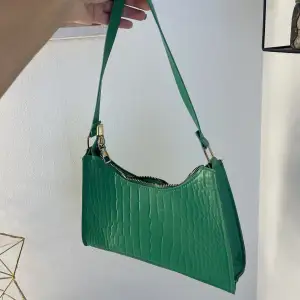Jättefin grön handväska, inga defekter. Är ifrån primark därför är kvaliteten på väskan inte den bästa 🤍