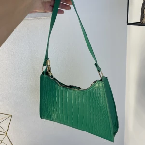 Grön handväska - Jättefin grön handväska, inga defekter. Är ifrån primark därför är kvaliteten på väskan inte den bästa 🤍