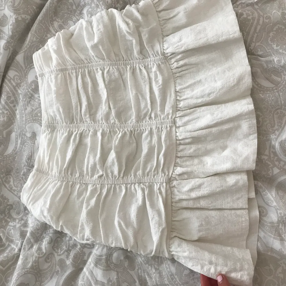 Säljer min otroligt fina vita kjol från zara som passar utmärkt till sommaren och passar till allt! Säljer då den inte kommit till nån användning och är i super bra skick!. Kjolar.