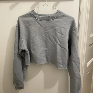 Blå croppad sweatshirt  - Fin blå croppad sweatshirt från Bershka💕 Skriv om du har frågor🫶