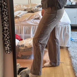 Bruna jeans - Tunna och supersköna byxor. Köpta på ASOS från märket Topshop. Storlek 36. Snygga fickor och detaljer. Knappt använda och jättebra skick!